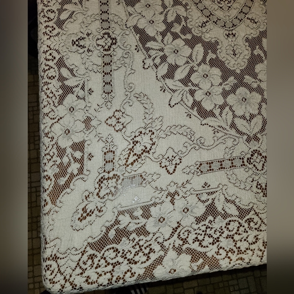 Vintage Ivory Lace Tablecloth by Quaker - Picture 9 of 13